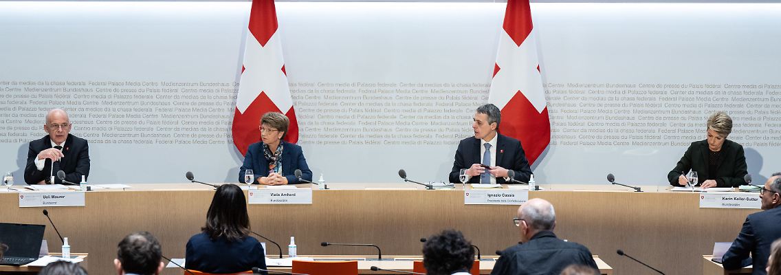 Die Bundesräte Ueli Maurer, Viola Amherd, Ignazio Cassis (der amtierende Bundespräsident) und Karin Keller Sutter (v.l.) erklären auf einer Pressekonferenz das Ende der Neutralität gegenüber Russland.