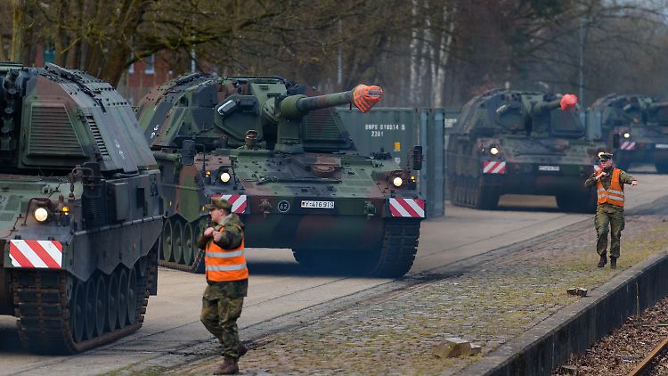 Die Bundeswehr hat gerade 100 Fahrzeuge und schwere Waffensysteme wie diese Panzerhaubitzen von Rheinmetall und Krauss-Maffei Wegmann ins Baltikum verlegt.