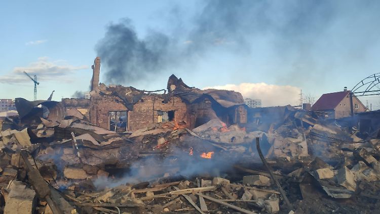Ein durch Bomben zerstörtes Haus im ukrainischen Bucha. 