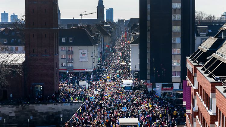 Die Kölner Severinstraße ist voll mit Menschen. Teilnehmer berichten von einer gedämpften Atmosphäre.