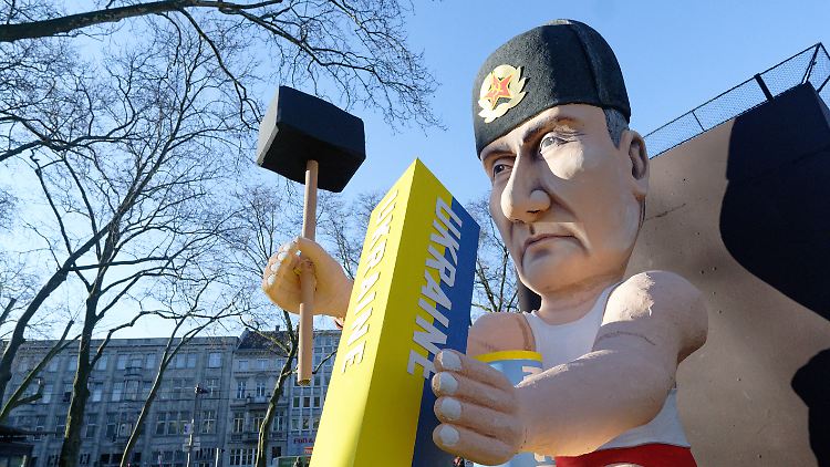 Begleitet wurde die Demonstration von karnevalstypischen Persiflagewagen.