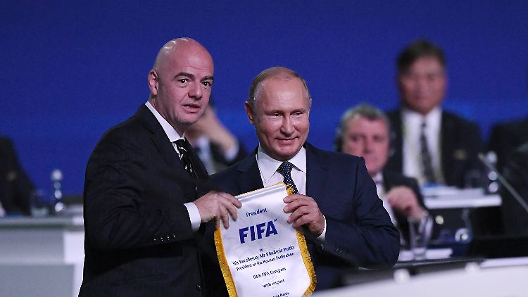 Russlands Präsident Wladimir Putin mit FIFA-Präsident Infantino. 