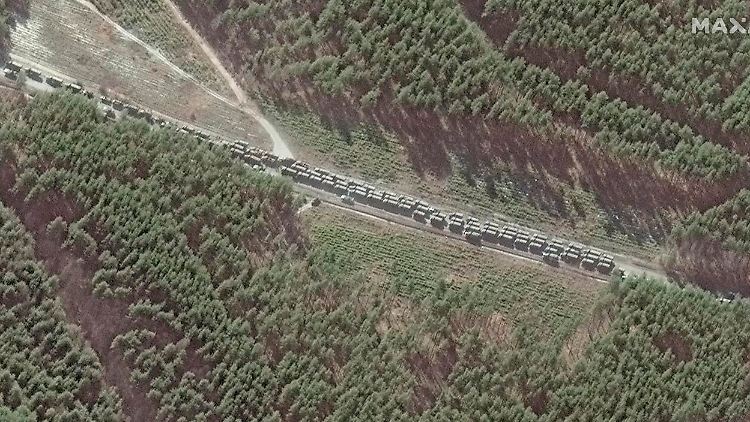 Eine kilometerlange russische Kolonne steckt vor Kiew fest. 