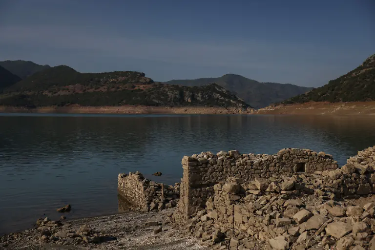 2024-09-03T142028Z-295740519-RC2XS9A2T2IF-RTRMADP-3-EUROPE-WEATHER-GREECE-DROUGHT-LAKE