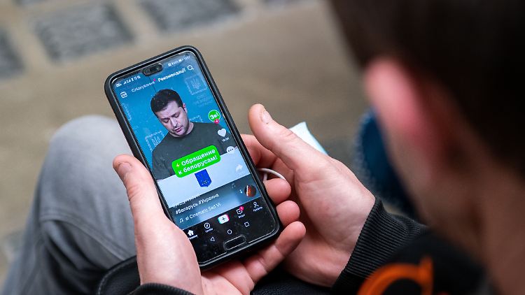 Selenskyj veröffentlichte seine Ansprache auch auf Facebook, 