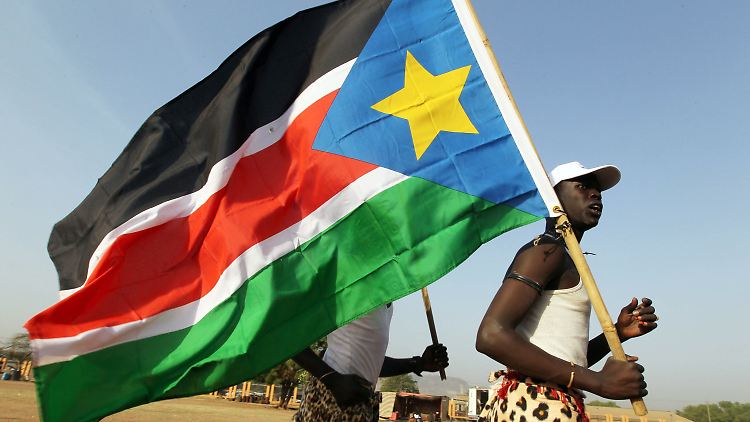 Vor einem Wahllokal in Juba. Der vermutlich entstehende neue Staat hat bereits eine Flagge, aber noch keinen Namen.