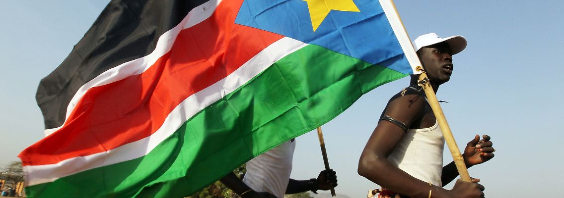 Vor einem Wahllokal in Juba. Der vermutlich entstehende neue Staat hat bereits eine Flagge, aber noch keinen Namen.
