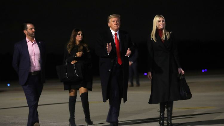 Donald Trump und seinen Kindern Donald Jr. und Ivanka (rechts) droht juristischer Ärger.