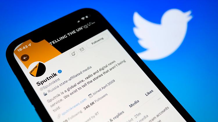Twitter kündigte an, Nachrichten mit Verbindungen zu russischen, dem Staat nahestehenden Medien wie Sputnik mit Warnhinweisen zu versehen.
