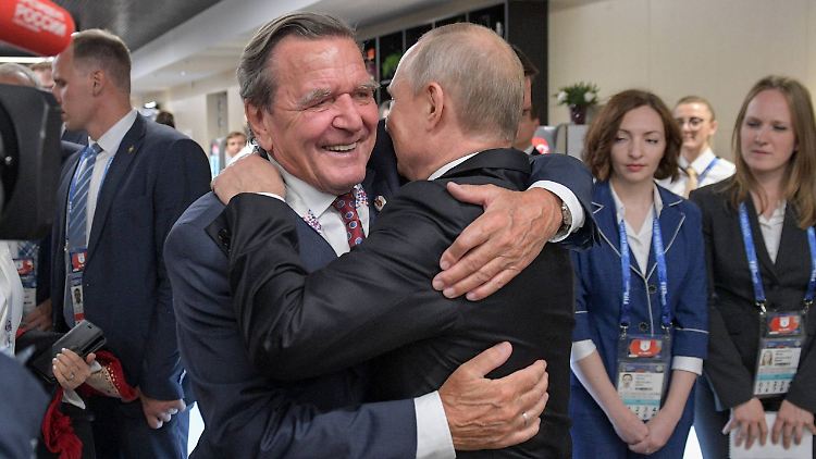 Schröder geht auch im Krieg nicht auf Distanz zu Putin. 