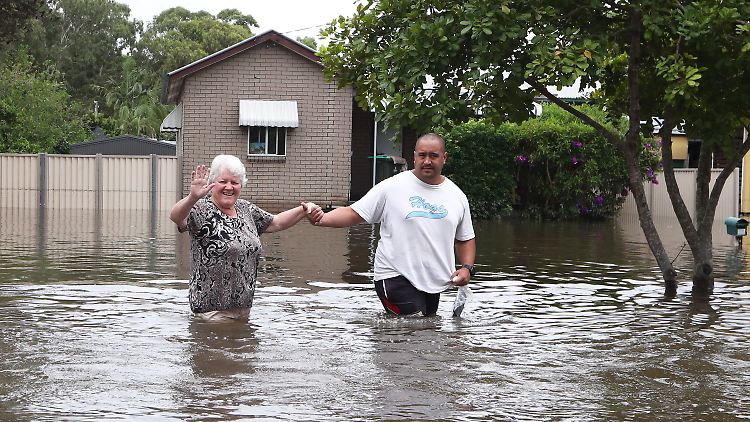 Viele Menschen vor allem rund um die Stadt Lismore im Bundesstaat New South Wales sind vor den schnell steigenden Wassermassen auf der Flucht.