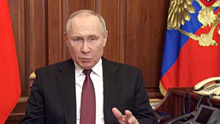 "Er ist ein von Obsessionen geplagter Mensch, und wir lassen uns beeindrucken von der Schamlosigkeit und Dreistigkeit seines Auftritts", sagt der Historiker Karl Schlögel über Putin. Das Bild zeigt Putin bei dem Fernsehauftritt, mit dem er den Überfall auf die Ukraine ankündigte und zu rechtfertigen versuchte.