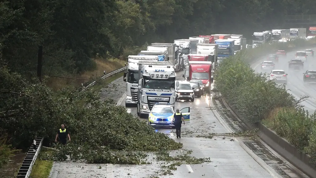 Das-Unwetter-sei-unerwartet-heftig-gewesen-teilte-die-Feuerwehr-mit