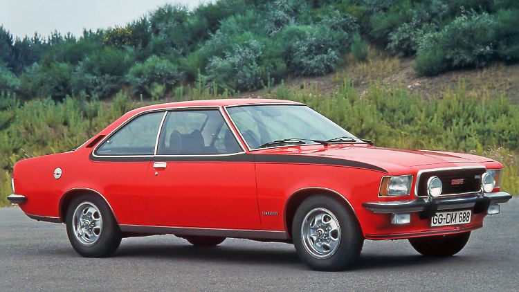 Vom simpler ausstaffierten Vierzylinder-Mittelklasse-Bestseller Opel Rekord unterschied sich der Commodore mit Sechszylinder nur durch optische Details