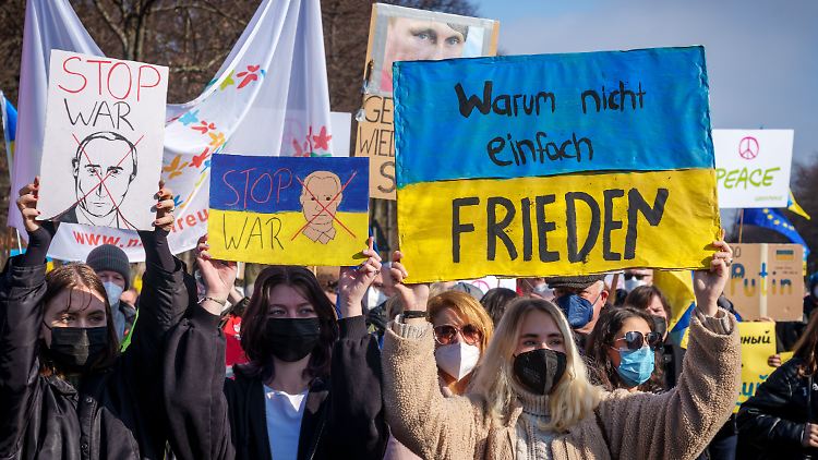Am Sonntag demonstrierten weit mehr als 100.000 Menschen in Berlin gegen den Einmarsch Russlands in die Ukraine.