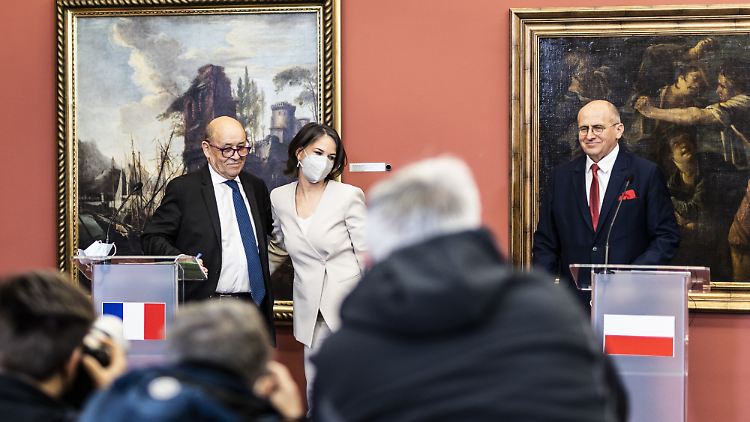 "Putins Panzer bringen kein Wasser", sagte Annalena Baerbock nach dem Treffen im sogenannten "Weimarer Dreieck". 