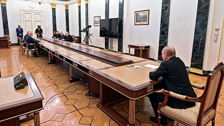 Am Montag zeigte sich Putin im Kreise von Beraterinnen und Beratern an diesem Tisch.