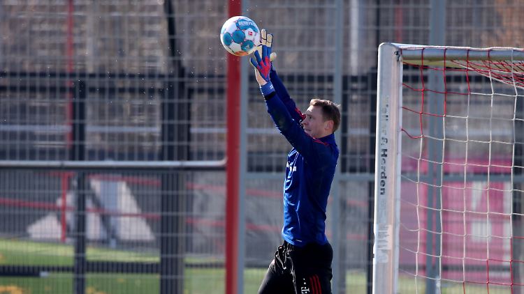 Manuel Neuer macht die nächsten Schritte auf dem Weg zurück ins Tor des FC Bayern.