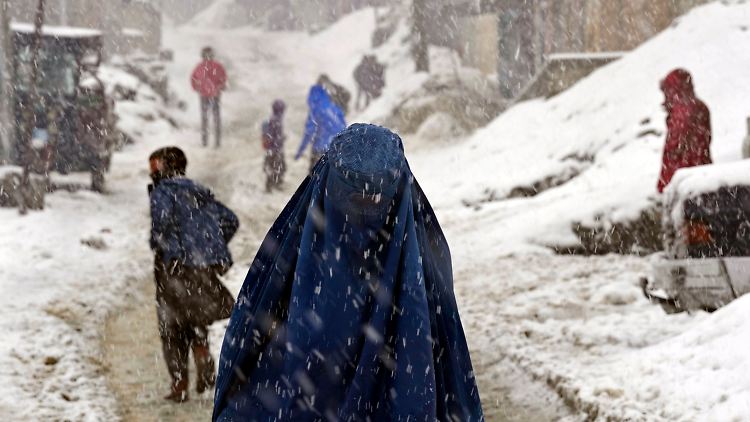 Frauen benötigten künftig die Begleitung eines männlichen Verwandten, sollten sie ins Ausland reisen wollen.