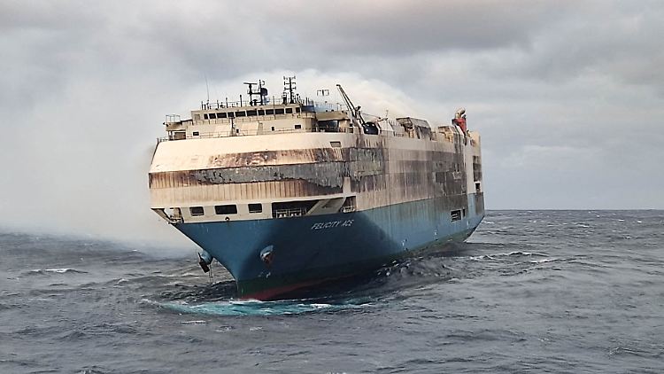 Vor zwei Jahren brannte es auf dem 200 Meter langen Autofrachter, wenig später ging dieser im Atlantik unter.