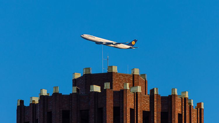 Trotz Personalüberhangs will Lufthansa auf die zunächst angekündigte Entlassung von bis zu 1100 Beschäftigten verzichten.