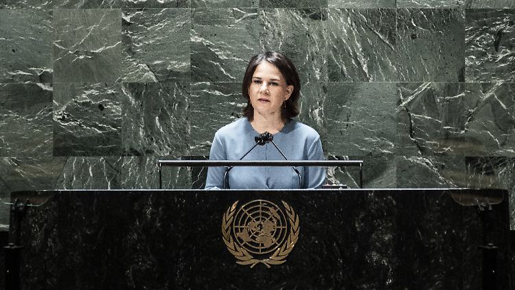 Baerbock erhebt in ihrer Rede schwere Vorwürfe gegen die russische Regierung.