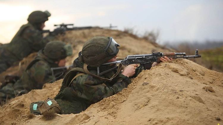 Belarussische Soldaten bei einem Manöver.