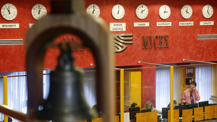 Blick in den Handelssaal der Moskauer Börse MICEX (Moscow Interbank Currency Exchange.) Die russische Wertpapiermarktbehörde hat zur Verhinderung von Kursverluste den Aktienhandel ausgesetzt.
