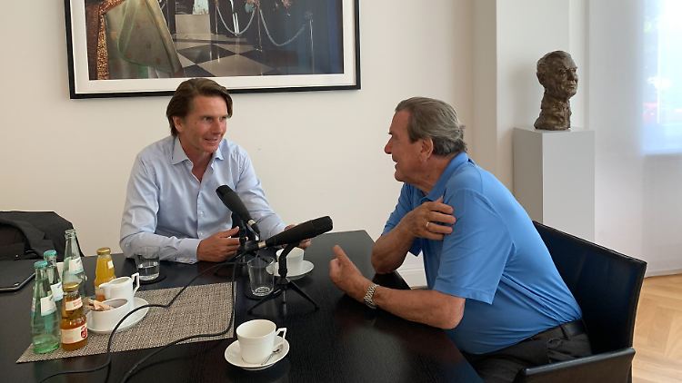 Ein Bild aus vergangenen Tagen: Béla Anda (l.) und Gerhard Schröder bei der Aufnahme ihres Podcasts "Die Agenda".