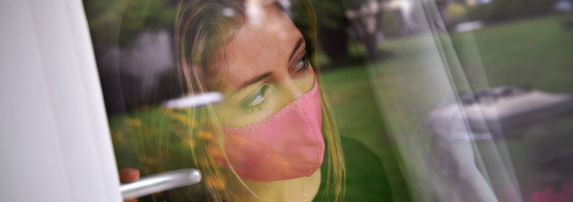 Depressionen oder Angststörungen überwältigen einen in der häuslichen Isolation nur allzu leicht.