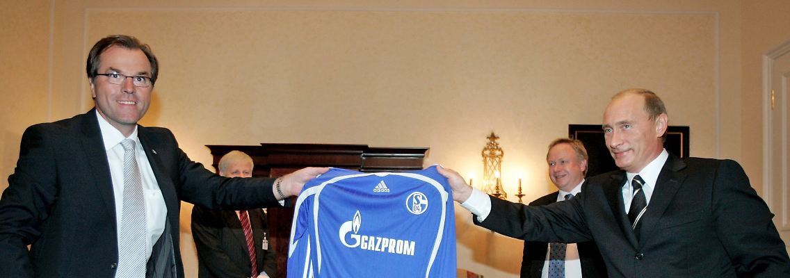 Der russische Präsident Wladimir Putin (r) und Clemens Tönnies, damaliger Aussichtsratsvorsitzender des Bundesligavereins Schalke 04, halten ein Schalke-Trikot mit der Aufschrift des ehemaligen Sponsors Gazprom.