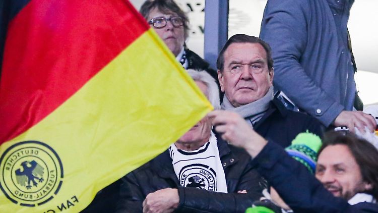 Schröder ist (noch) Ehrenmitglied beim DFB.