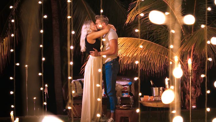 Nele und der Bachelor kommen sich zum zweiten Mal sehr nahe.
