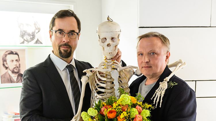 Auch Jan Josef Liefers und Axel Prahl (v.l.) gratulieren (sich).