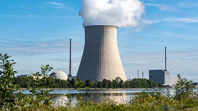 Das Atomkraftwerk Isar 2 im niederbayerischen Essenbach soll Ende des Jahres abgeschaltet werden. Söder hält eine Laufzeitverlängerung für möglich.