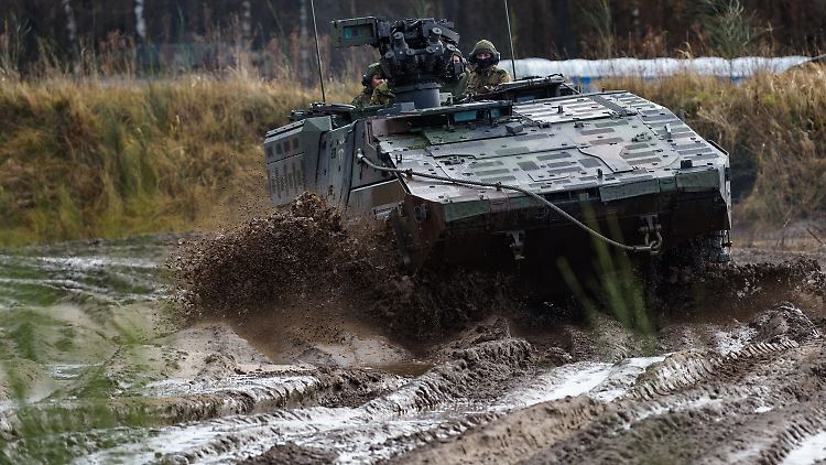 Ein Gepanzertes Transport-Kraftfahrzeug (GTK) der Bundeswehr fährt während einer Vorführung über den Übungsplatz.