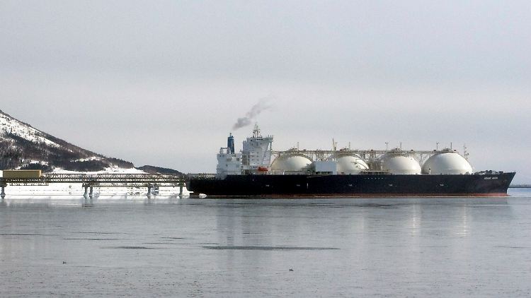 Mithilfe solcher Tanker könnte bald noch mehr Flüssigerdgas nach Deutschland geliefert werden. Die Bundesregierung stellt für den Kauf 1,5 Milliarden Euro zur Verfügung. 
