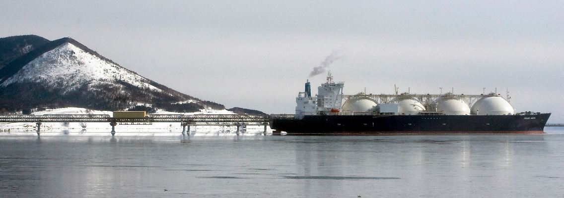 2009-02-18T120000Z_397408413_GM1E52I1AJ101_RTRMADP_3_SAKHALIN-LNG.JPG
