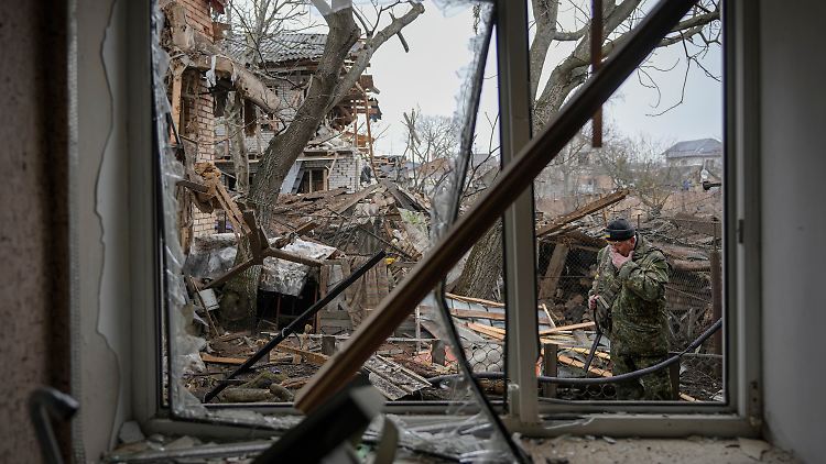 Russische Streitkräfte haben ihre Angriffe auf Städte ausgeweitet. Viele Investoren wollen der Ukraine im Kampf gegen den Terror beistehen.