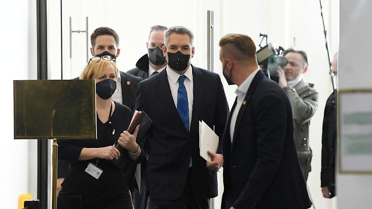 Es sollte ein langer Termin werden: Nehammer trifft zur BEfragung ein.