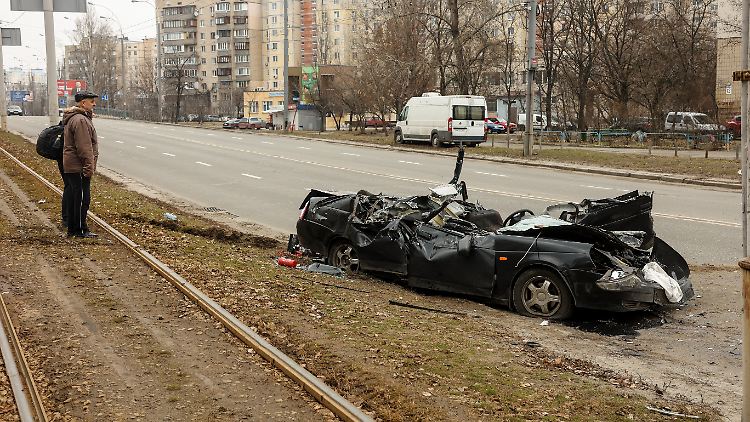 Eine Gruppe russischer Saboteure soll mit einem Panzer ein Zivilfahrzeug in Kiew überrollt haben.