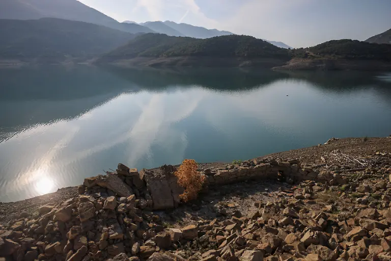 2024-09-03T142026Z-34990474-RC2XS9A3MX4H-RTRMADP-3-EUROPE-WEATHER-GREECE-DROUGHT-LAKE