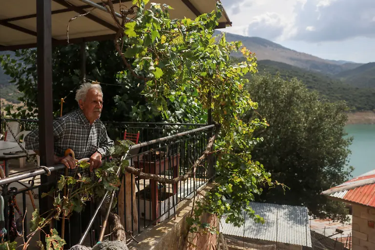 2024-09-03T142033Z-1373303061-RC20T9AI0Z13-RTRMADP-3-EUROPE-WEATHER-GREECE-DROUGHT-LAKE