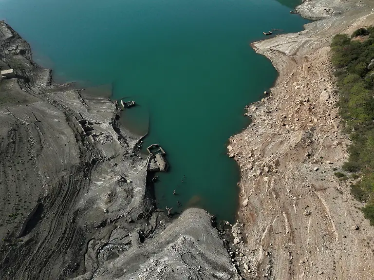 2024-09-03T142006Z-250119714-RC2YS9A31LIJ-RTRMADP-3-EUROPE-WEATHER-GREECE-DROUGHT-LAKE
