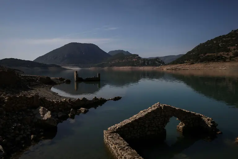 2024-09-03T150423Z-1650269827-RC2YS9AOUYGS-RTRMADP-3-EUROPE-WEATHER-GREECE-DROUGHT-LAKE
