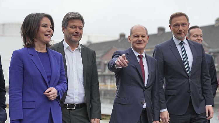 Sind nach drei Monaten im Amt schon mit einem möglichen Weltkrieg befasst: Baerbock, Habeck, Scholz und Lindner.