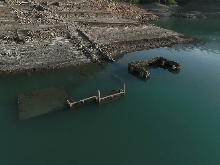 2024-09-03T142000Z-1897290184-RC2WS9AKHQMG-RTRMADP-3-EUROPE-WEATHER-GREECE-DROUGHT-LAKE