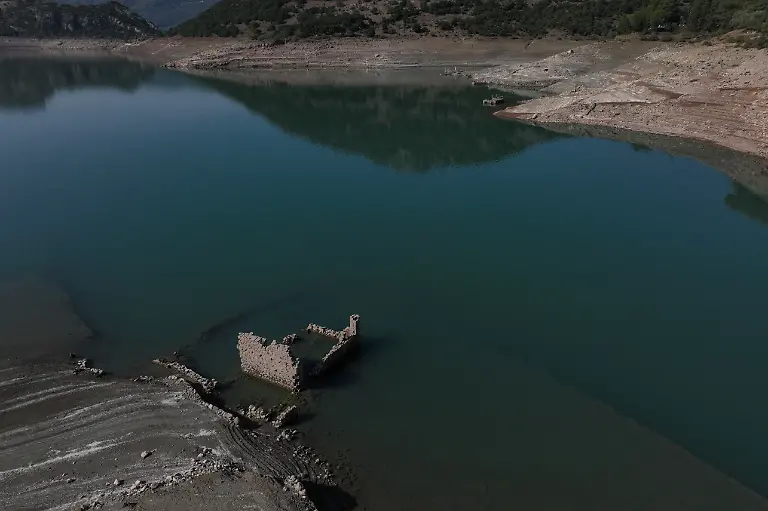 2024-09-03T141957Z-172184990-RC2YS9A8EFQM-RTRMADP-3-EUROPE-WEATHER-GREECE-DROUGHT-LAKE