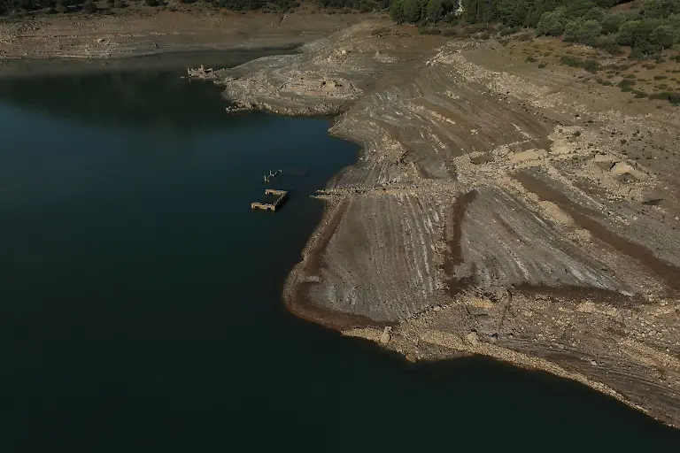 2024-09-03T141951Z-739461820-RC2WS9AHOMDI-RTRMADP-3-EUROPE-WEATHER-GREECE-DROUGHT-LAKE