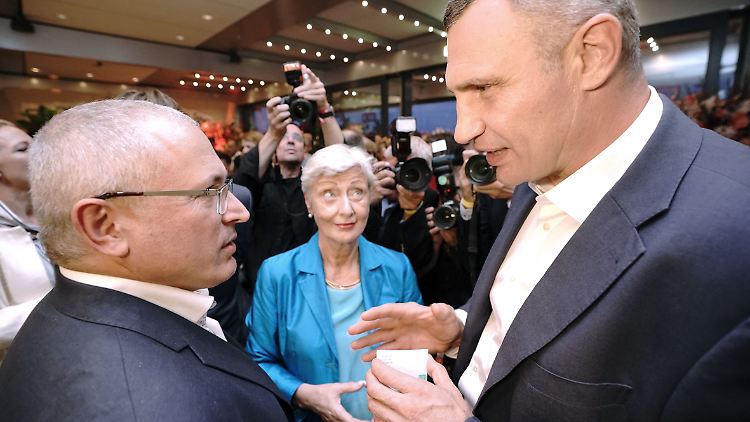 Michail Chodorkowski im Jahr 2019 zusammen mit dem Kiewer Bürgermeister Vitali Klitschko auf einer Party in Berlin.